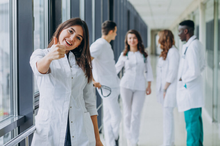 Photo du milieu hospitalier et du personnel soignant satisfait - Médiateur Hopitaux Hermes Médiation